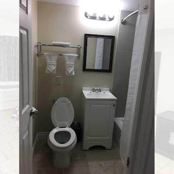 Safari Inn Motel Bathroom