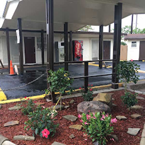 Safari Inn Motel Exterior