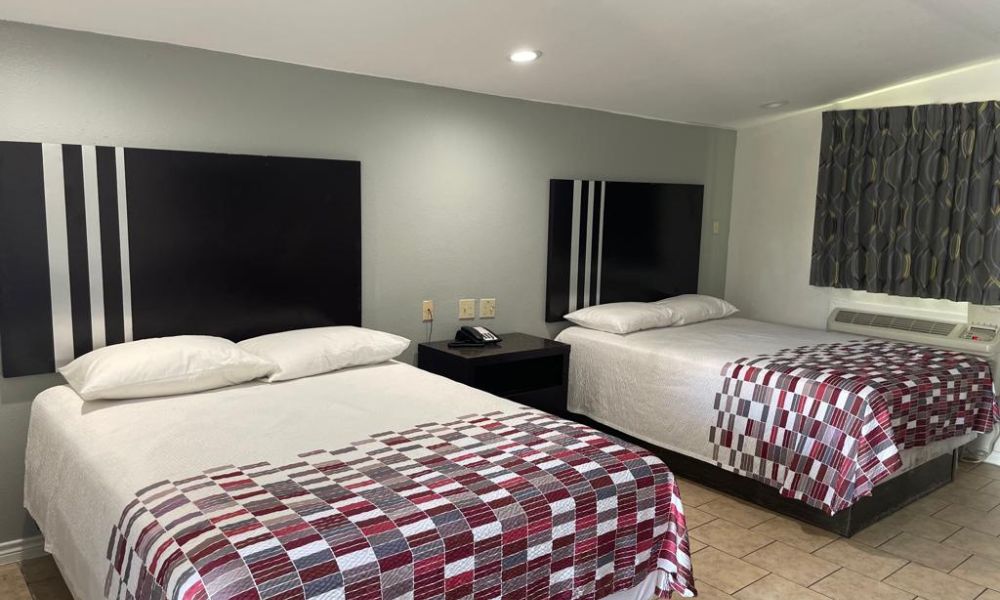 Sfari Inn Motel Deluxe Queen Room with Two Queen Beds
